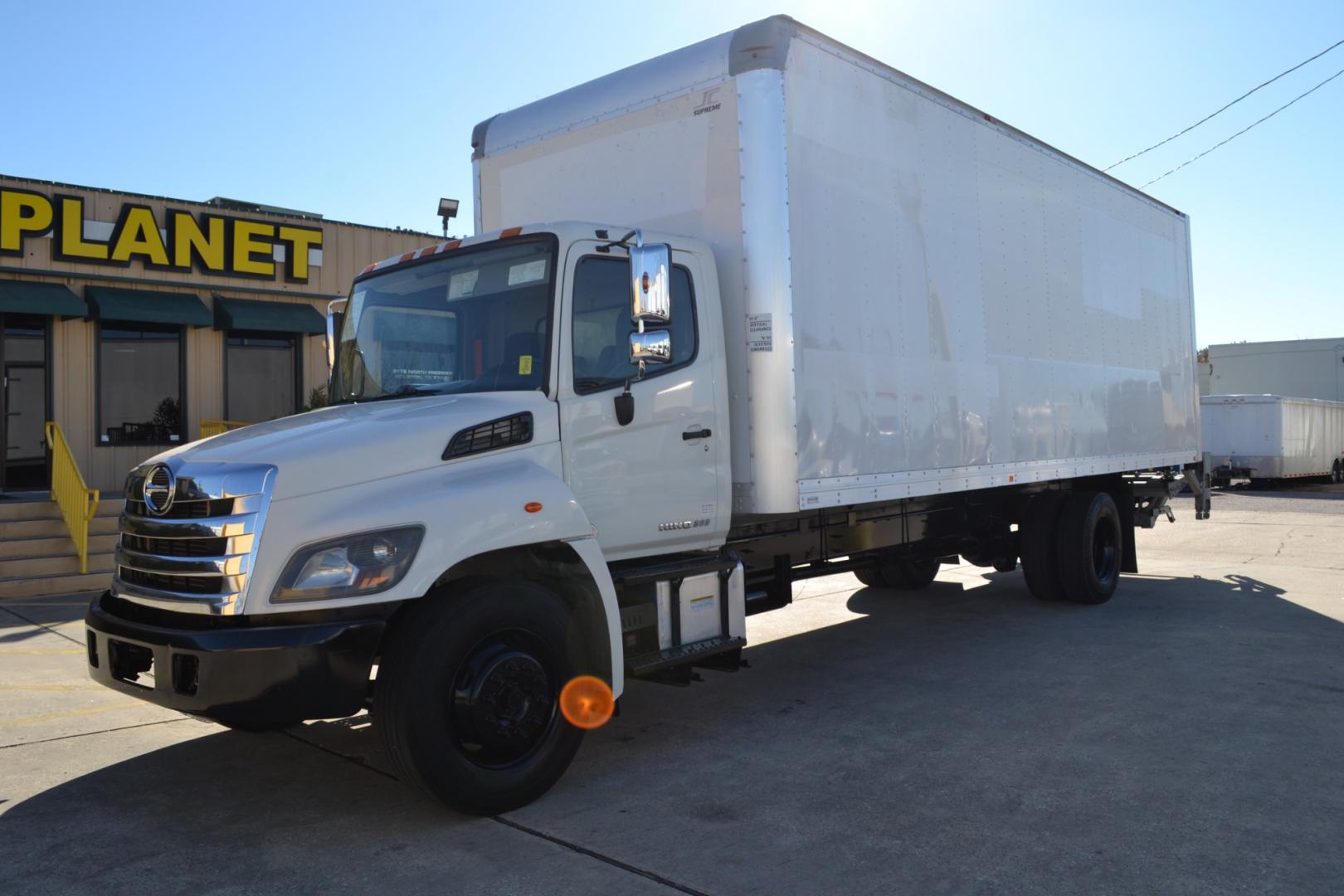 2015 WHITE /BLACK HINO 268 with an HINO JO8E-VC 6.7L 220HP engine, ALLISON 6SPD AUTOMATIC transmission, located at 9172 North Fwy, Houston, TX, 77037, (713) 910-6868, 29.887470, -95.411903 - Photo#0